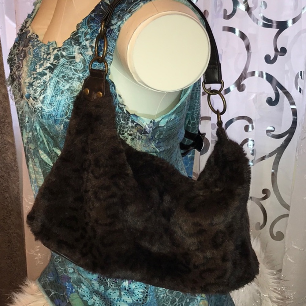 Faux fur shoulder bag 🐆